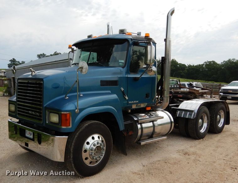 image for item II9597 2009 Mack CHU613  semi truck