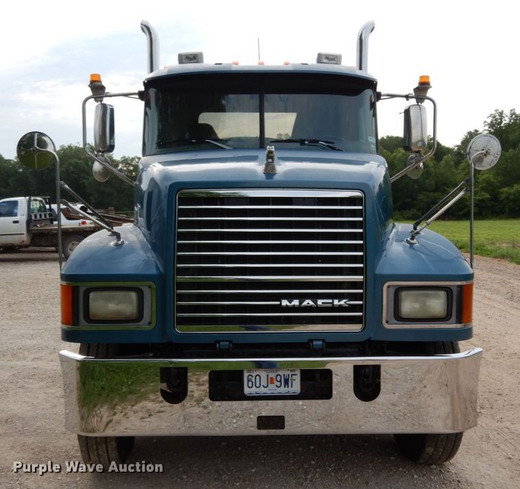 image for item II9597 2009 Mack CHU613  semi truck