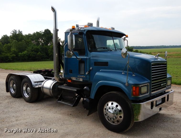 image for item II9597 2009 Mack CHU613  semi truck