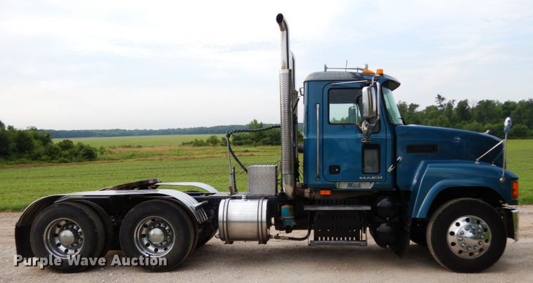 image for item II9597 2009 Mack CHU613  semi truck