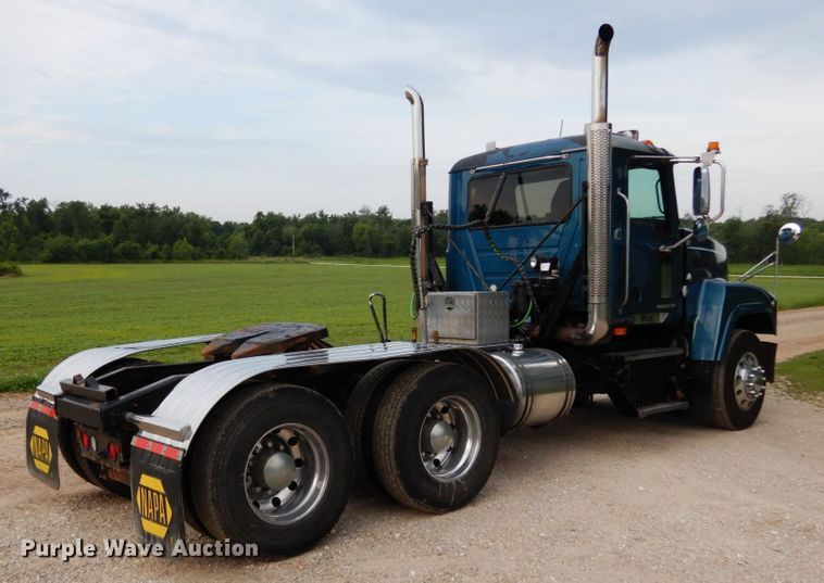 image for item II9597 2009 Mack CHU613  semi truck