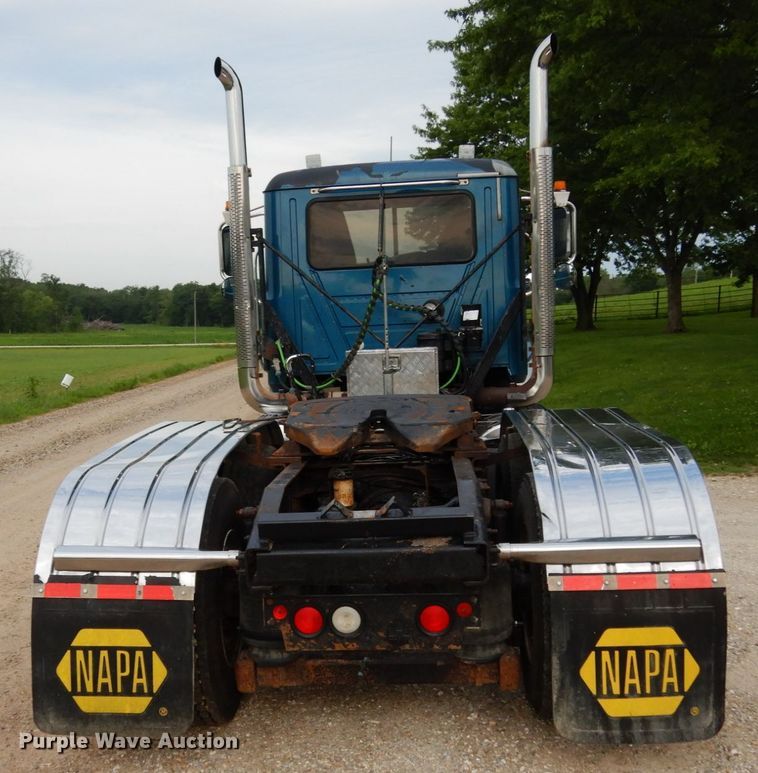 image for item II9597 2009 Mack CHU613  semi truck