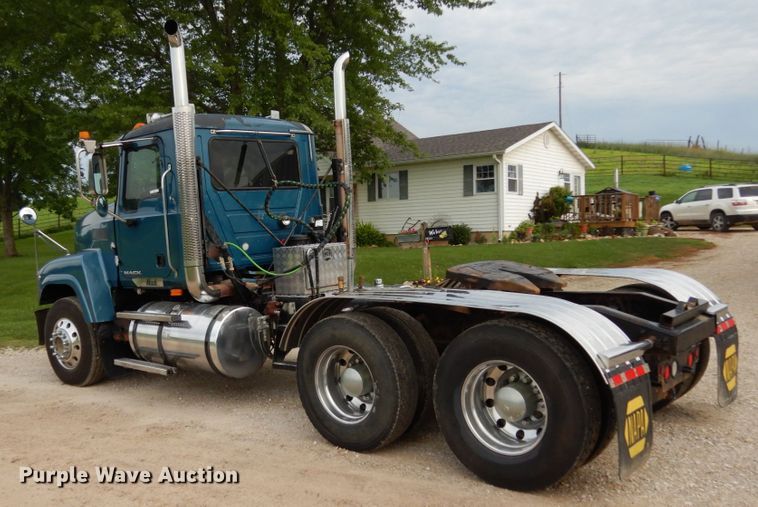 image for item II9597 2009 Mack CHU613  semi truck