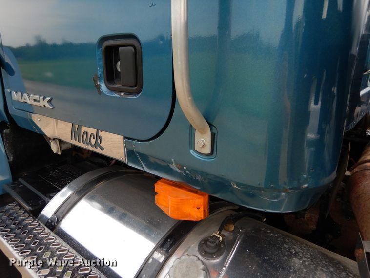 image for item II9597 2009 Mack CHU613  semi truck