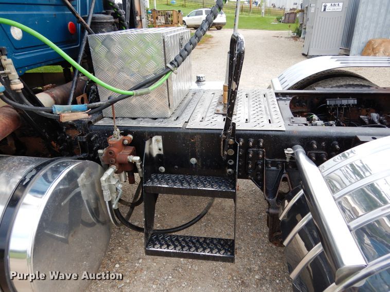 image for item II9597 2009 Mack CHU613  semi truck