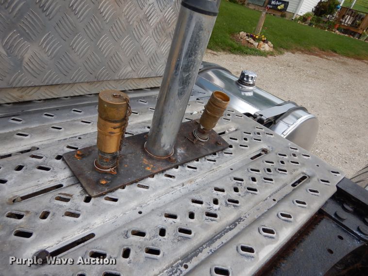 image for item II9597 2009 Mack CHU613  semi truck