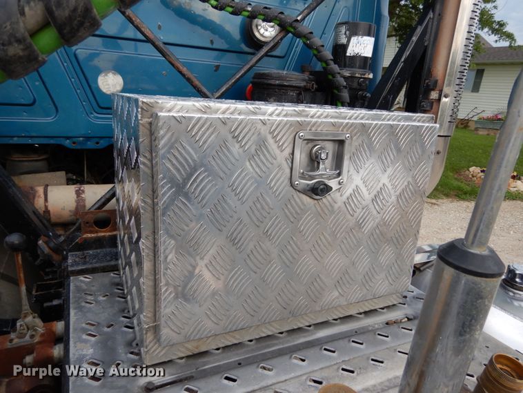 image for item II9597 2009 Mack CHU613  semi truck