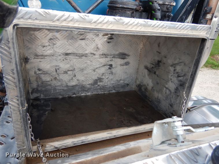 image for item II9597 2009 Mack CHU613  semi truck