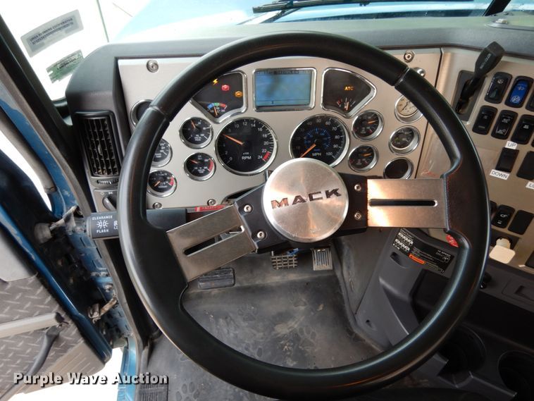 image for item II9597 2009 Mack CHU613  semi truck