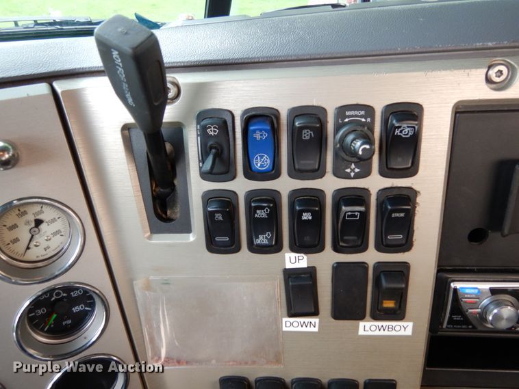 image for item II9597 2009 Mack CHU613  semi truck