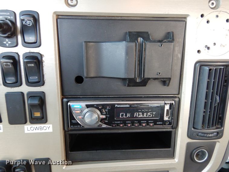 image for item II9597 2009 Mack CHU613  semi truck