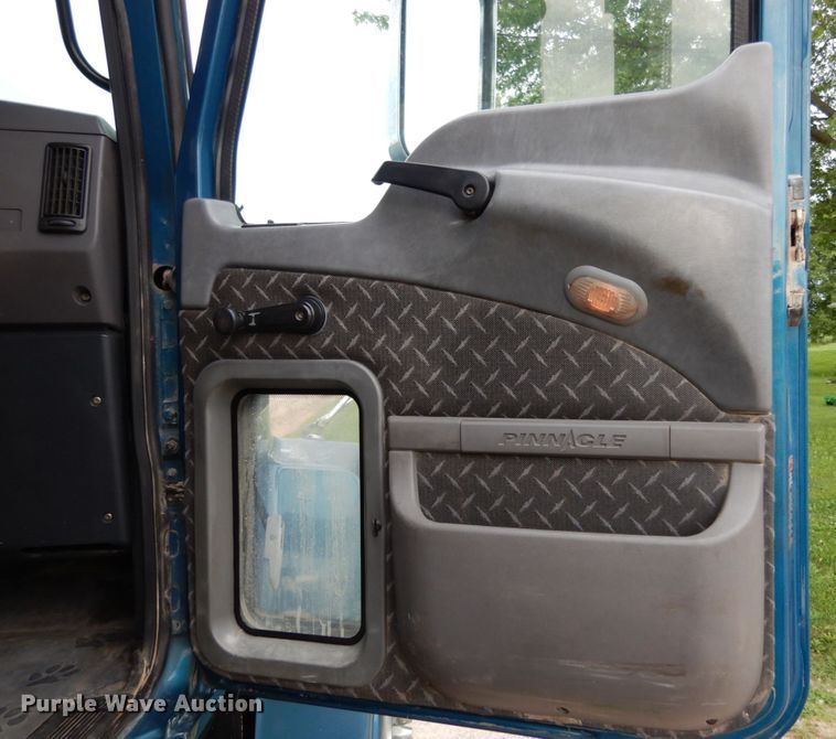 image for item II9597 2009 Mack CHU613  semi truck