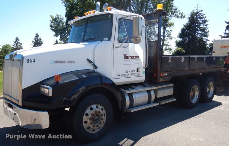 image for item IL9828 2005 Western Star 4900  flatbed truck