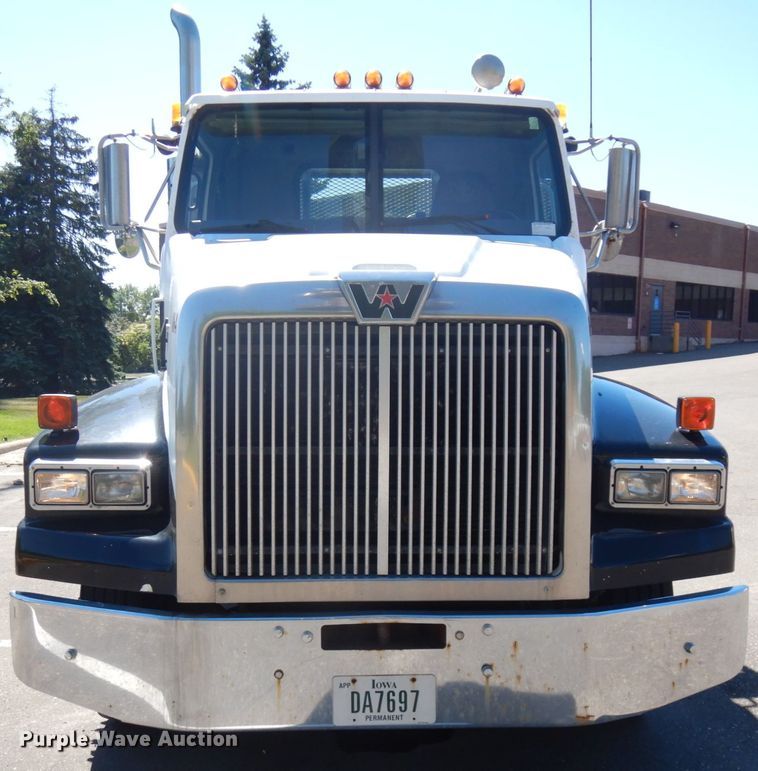 image for item IL9828 2005 Western Star 4900  flatbed truck