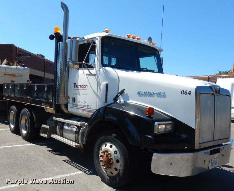 image for item IL9828 2005 Western Star 4900  flatbed truck