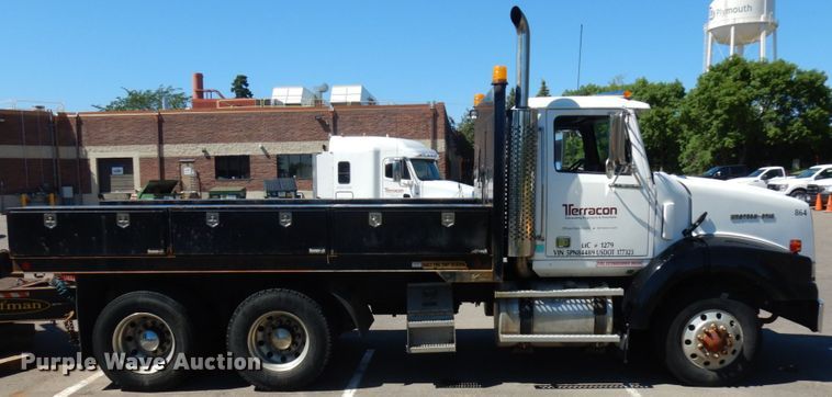 image for item IL9828 2005 Western Star 4900  flatbed truck