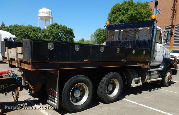 image for item IL9828 2005 Western Star 4900  flatbed truck