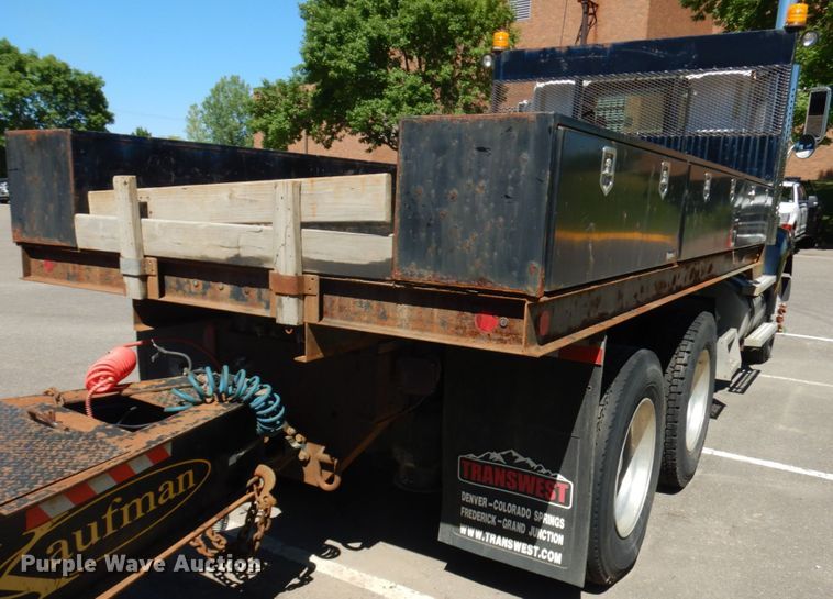 image for item IL9828 2005 Western Star 4900  flatbed truck