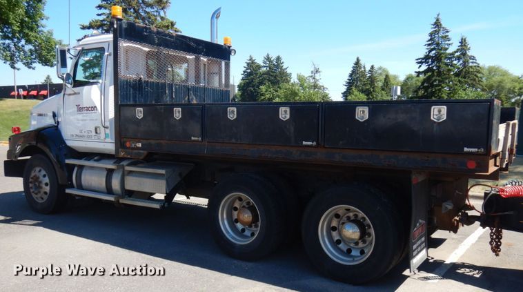 image for item IL9828 2005 Western Star 4900  flatbed truck