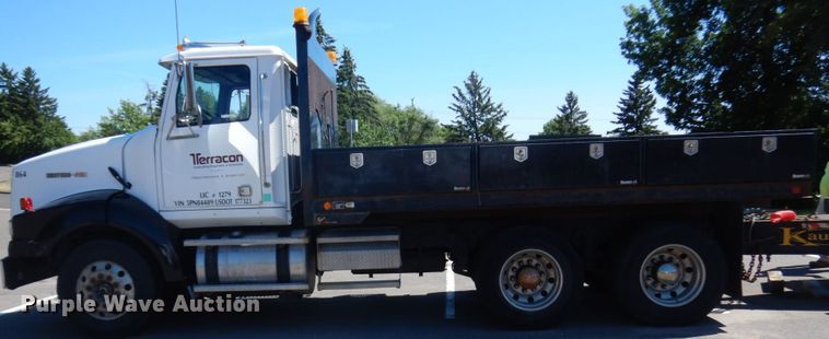 image for item IL9828 2005 Western Star 4900  flatbed truck