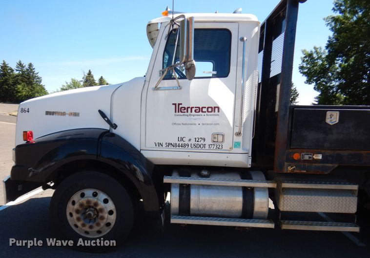 image for item IL9828 2005 Western Star 4900  flatbed truck