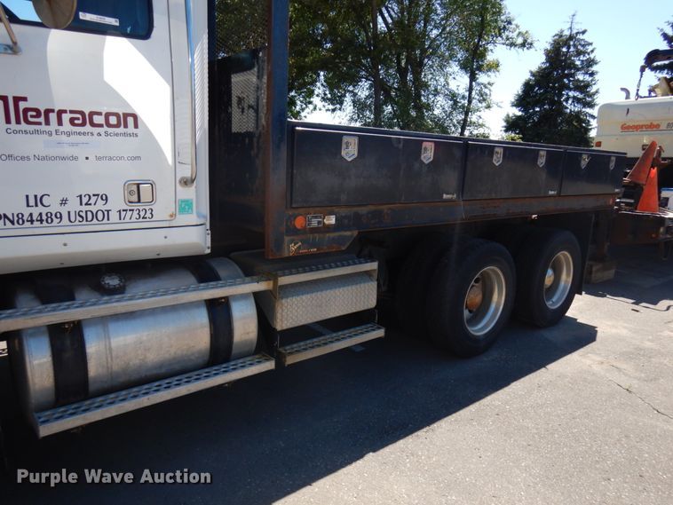 image for item IL9828 2005 Western Star 4900  flatbed truck
