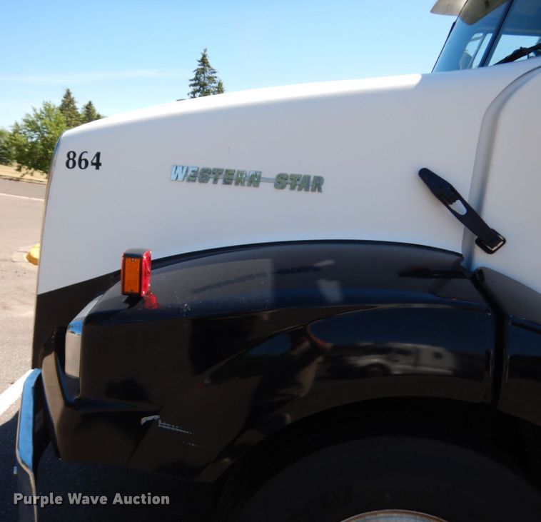 image for item IL9828 2005 Western Star 4900  flatbed truck