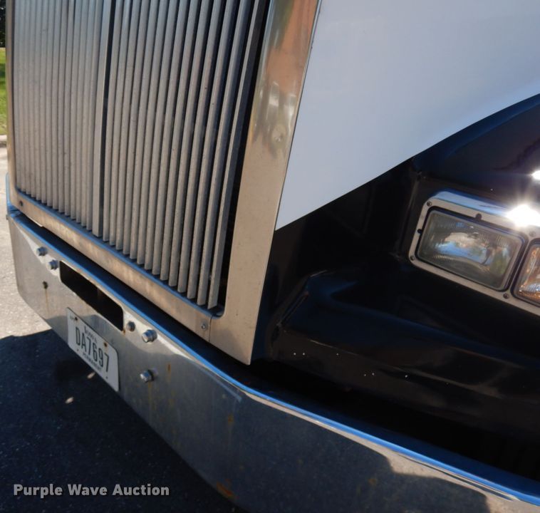 image for item IL9828 2005 Western Star 4900  flatbed truck