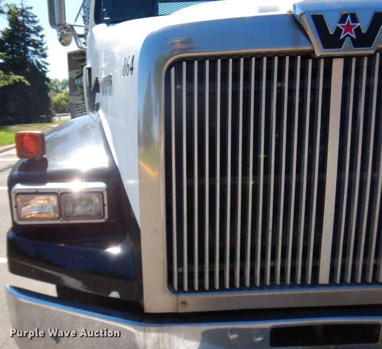 image for item IL9828 2005 Western Star 4900  flatbed truck