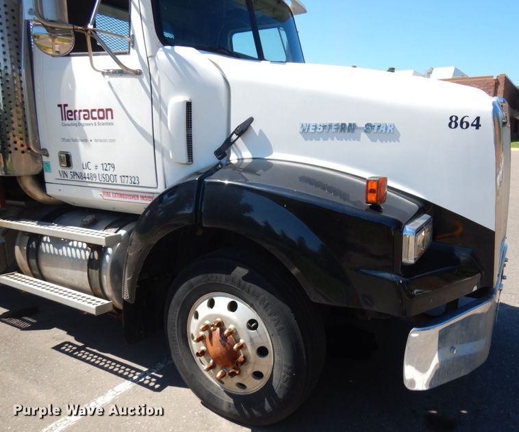 image for item IL9828 2005 Western Star 4900  flatbed truck