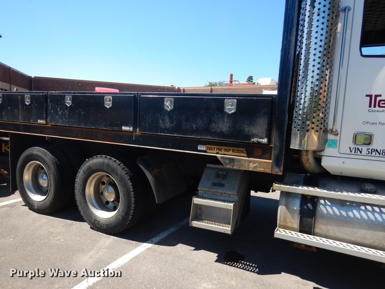 image for item IL9828 2005 Western Star 4900  flatbed truck