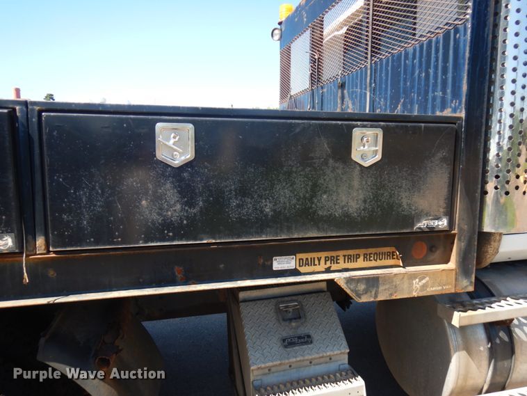 image for item IL9828 2005 Western Star 4900  flatbed truck