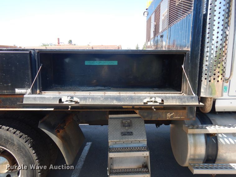 image for item IL9828 2005 Western Star 4900  flatbed truck