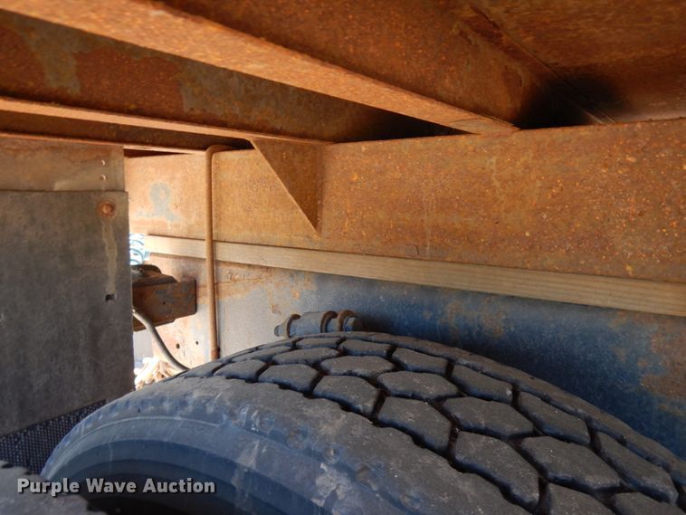 image for item IL9828 2005 Western Star 4900  flatbed truck