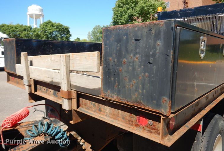 image for item IL9828 2005 Western Star 4900  flatbed truck