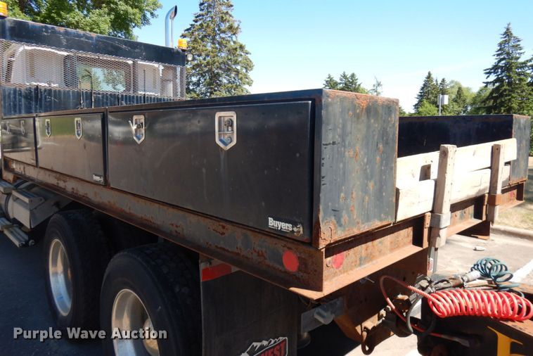image for item IL9828 2005 Western Star 4900  flatbed truck