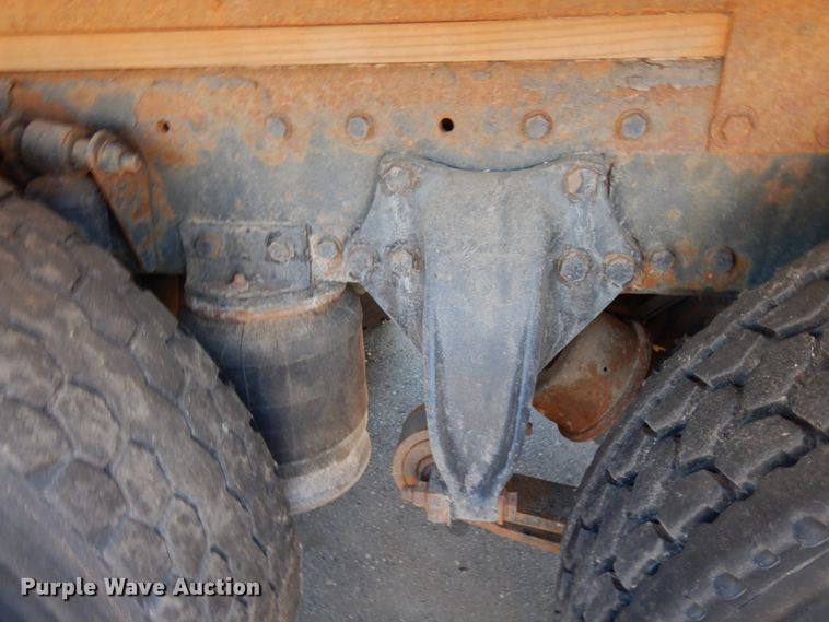 image for item IL9828 2005 Western Star 4900  flatbed truck