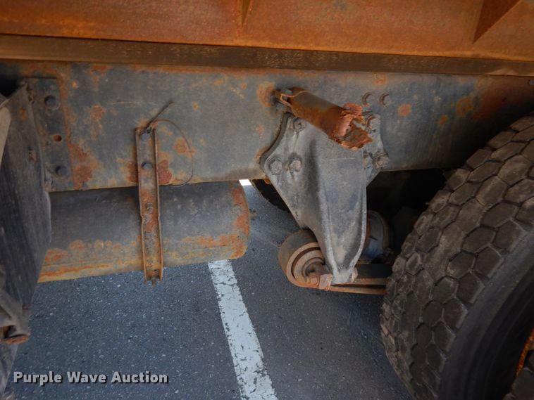 image for item IL9828 2005 Western Star 4900  flatbed truck