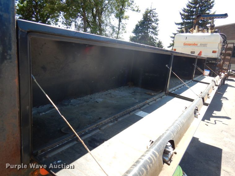 image for item IL9828 2005 Western Star 4900  flatbed truck