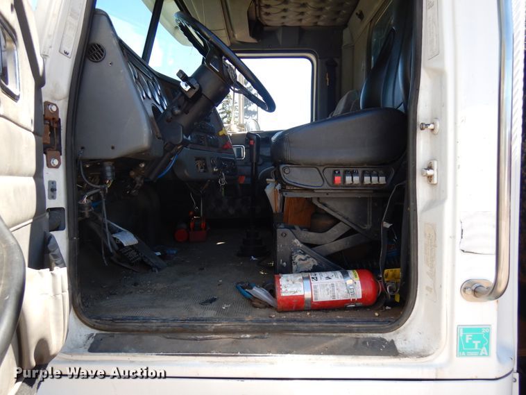 image for item IL9828 2005 Western Star 4900  flatbed truck