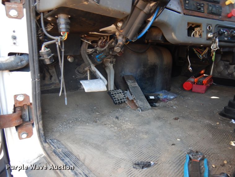 image for item IL9828 2005 Western Star 4900  flatbed truck