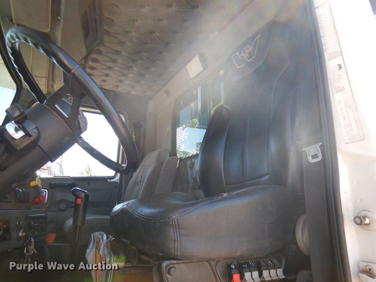 image for item IL9828 2005 Western Star 4900  flatbed truck