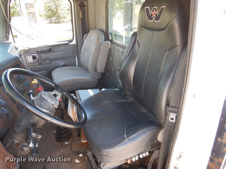 image for item IL9828 2005 Western Star 4900  flatbed truck