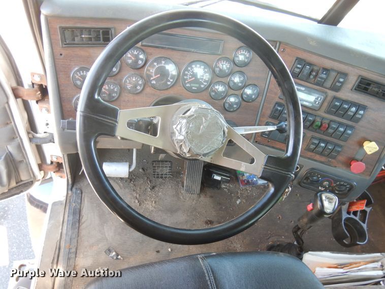 image for item IL9828 2005 Western Star 4900  flatbed truck