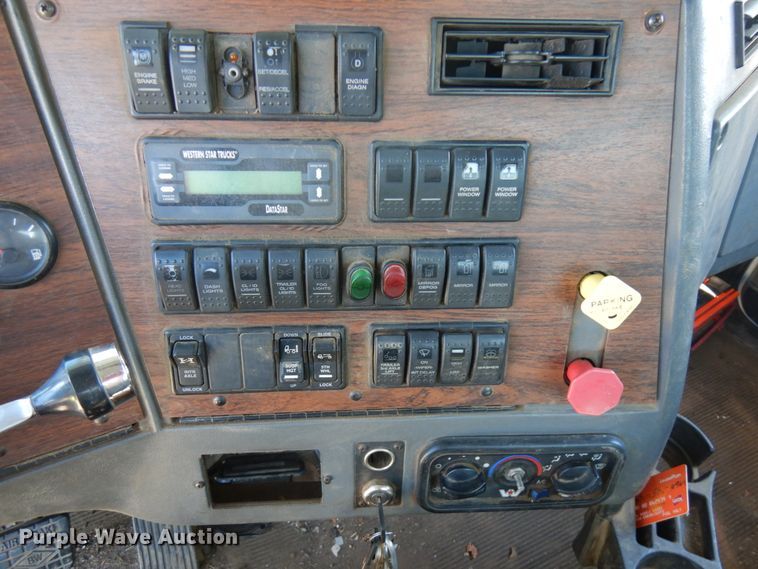 image for item IL9828 2005 Western Star 4900  flatbed truck