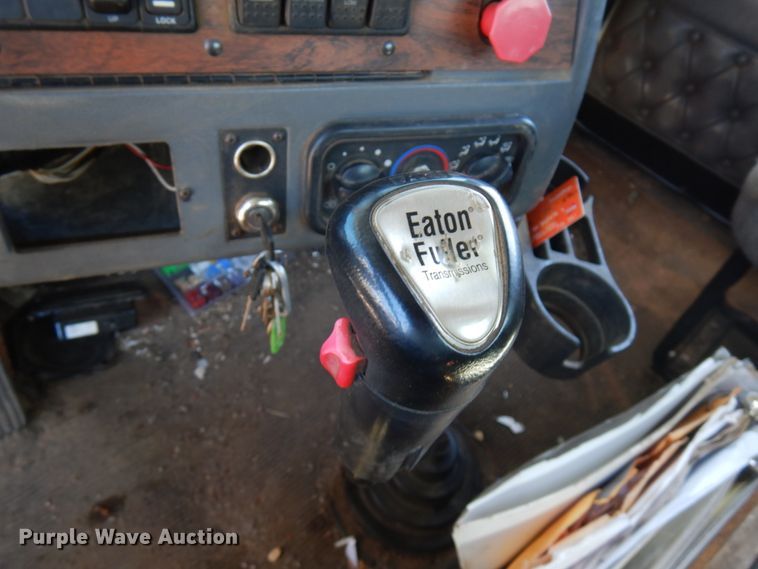 image for item IL9828 2005 Western Star 4900  flatbed truck