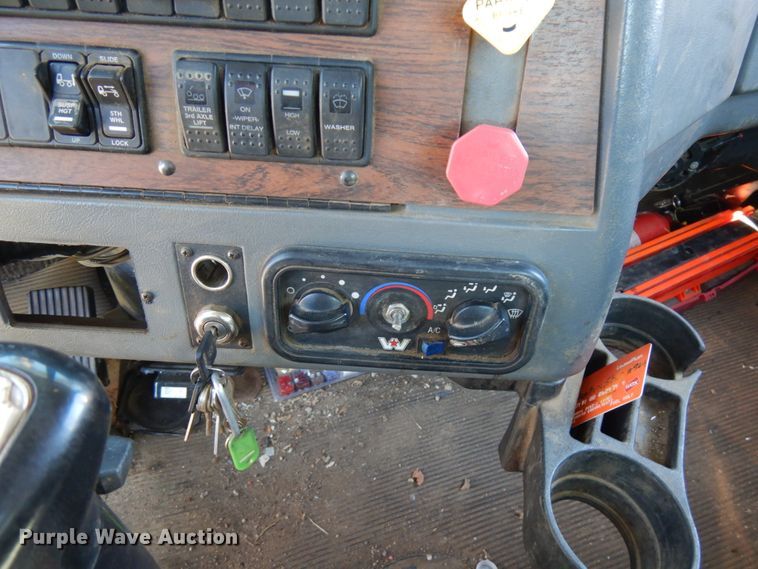 image for item IL9828 2005 Western Star 4900  flatbed truck