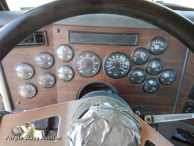 image for item IL9828 2005 Western Star 4900  flatbed truck