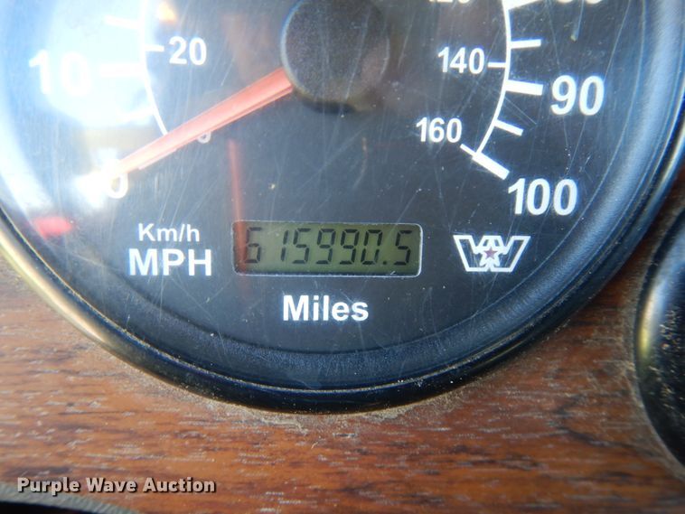 image for item IL9828 2005 Western Star 4900  flatbed truck