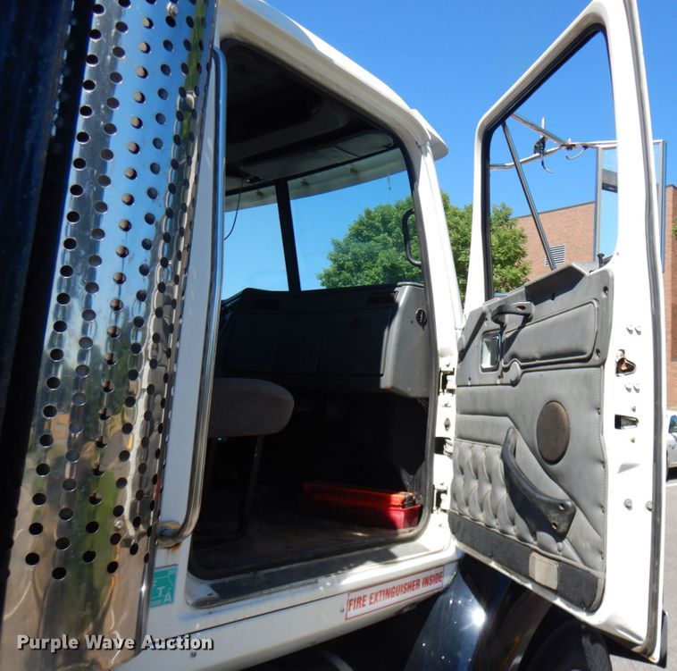 image for item IL9828 2005 Western Star 4900  flatbed truck